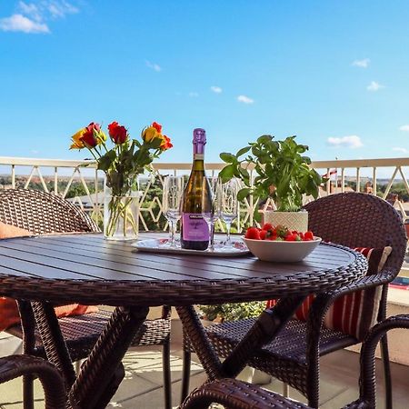 Above & Beyond Apartamento Whitby Exterior foto
