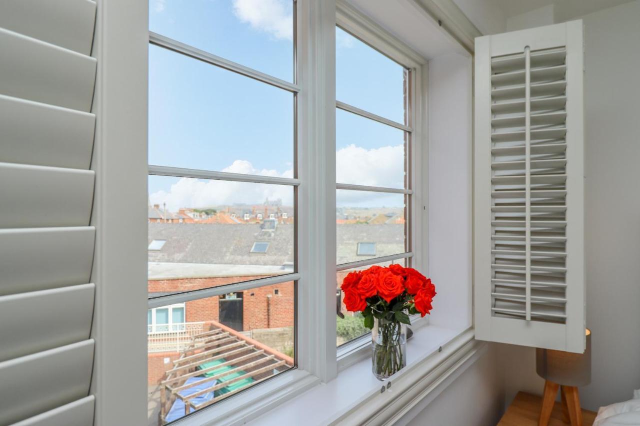 Above & Beyond Apartamento Whitby Exterior foto