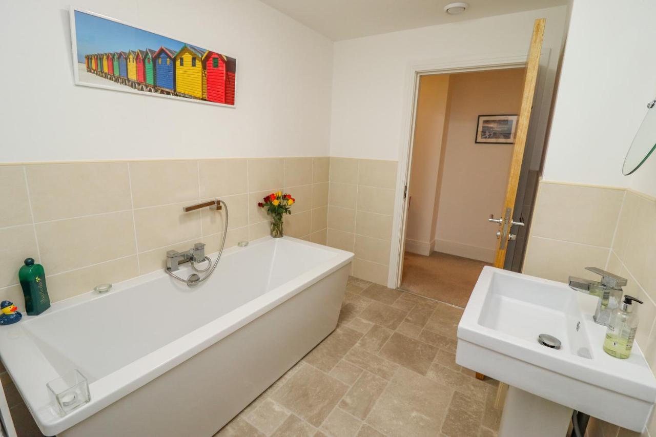 Above & Beyond Apartamento Whitby Exterior foto